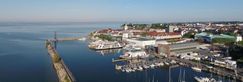 Friedrichshafen liegt am nördlichen Bodenseeufer und ist mit rund 64.000 Einwohnern die zweitgrößte Stadt am Bodensee. Die Stadt gehört zu den wirtschaftlich erfolgreichen Standorten in Baden-Württemb...