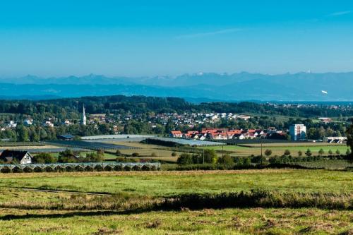 Oberteuringen liegt im nördlichen Bodenseekreis inmitten einer herrlichen Kulturlandschaft. Daher nimmt der Obstbau einen hohen Stellenwert in der wirtschaftlichen Entwicklung der Gemeinde ein – und v...