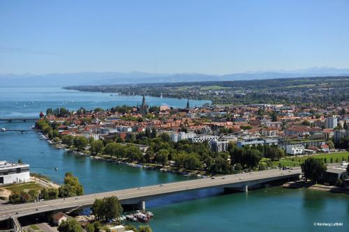 Konstanz ist eine Stadt der Neuen Technologien und modernen Dienstleistungen. Die Stadt strahlt dank ihrer unmittelbaren Nähe zur Schweiz, ihrer vielfältigen Bildungseinrichtungen sowie ihrer touristi...